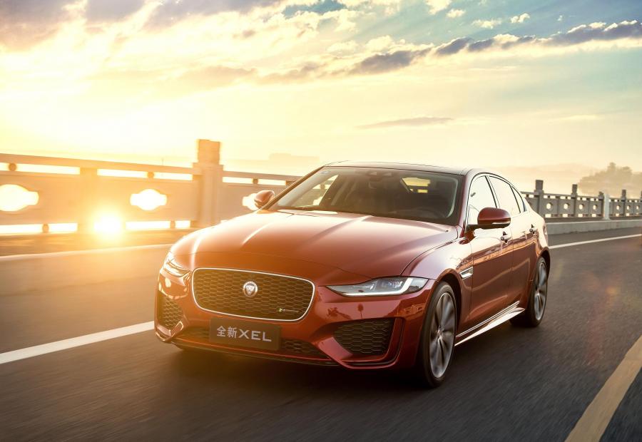  Jaguar XE L P250 HSE R-Dynamic 2019 года  (CN) (фото 4 из 31)